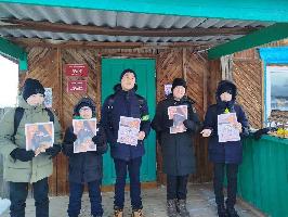 Волонтеры МБОУ"Элысунская ООШ" раздали прохожим листовки о противопожарной безопасности. 